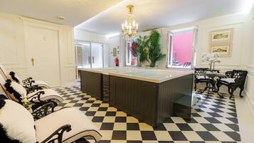 Sauna, hot tub, steam room