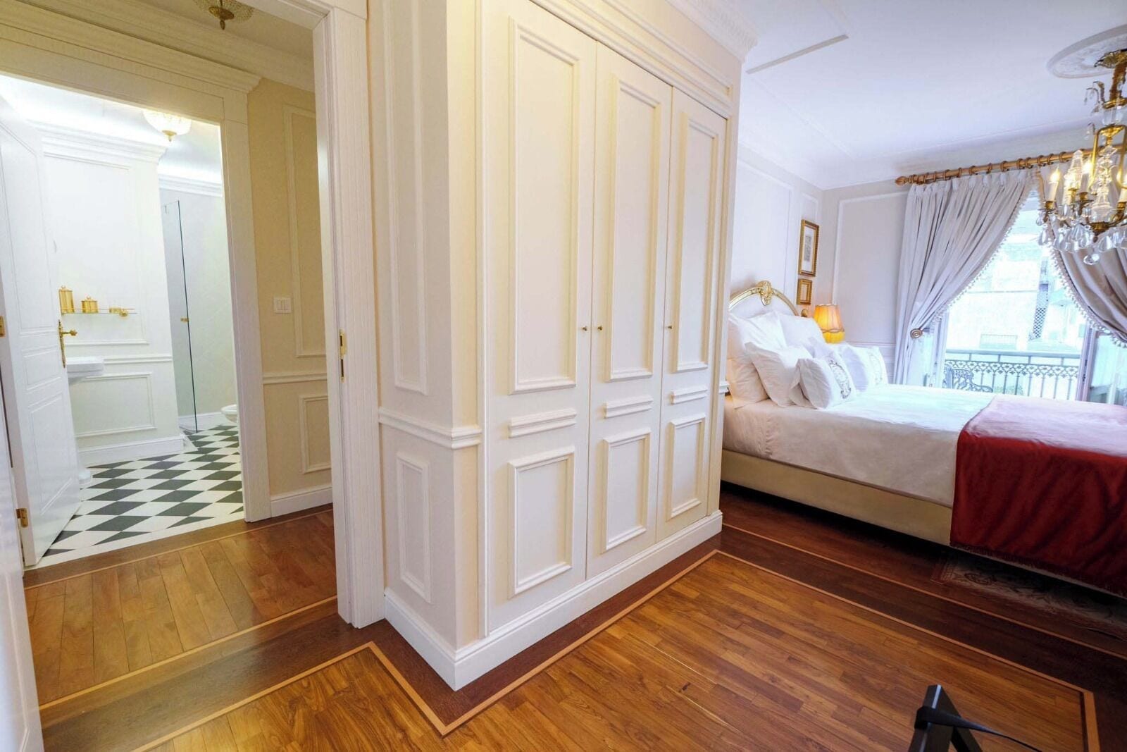 Une chambre à coucher avec un lit, une armoire et une vue sur l’extérieur.