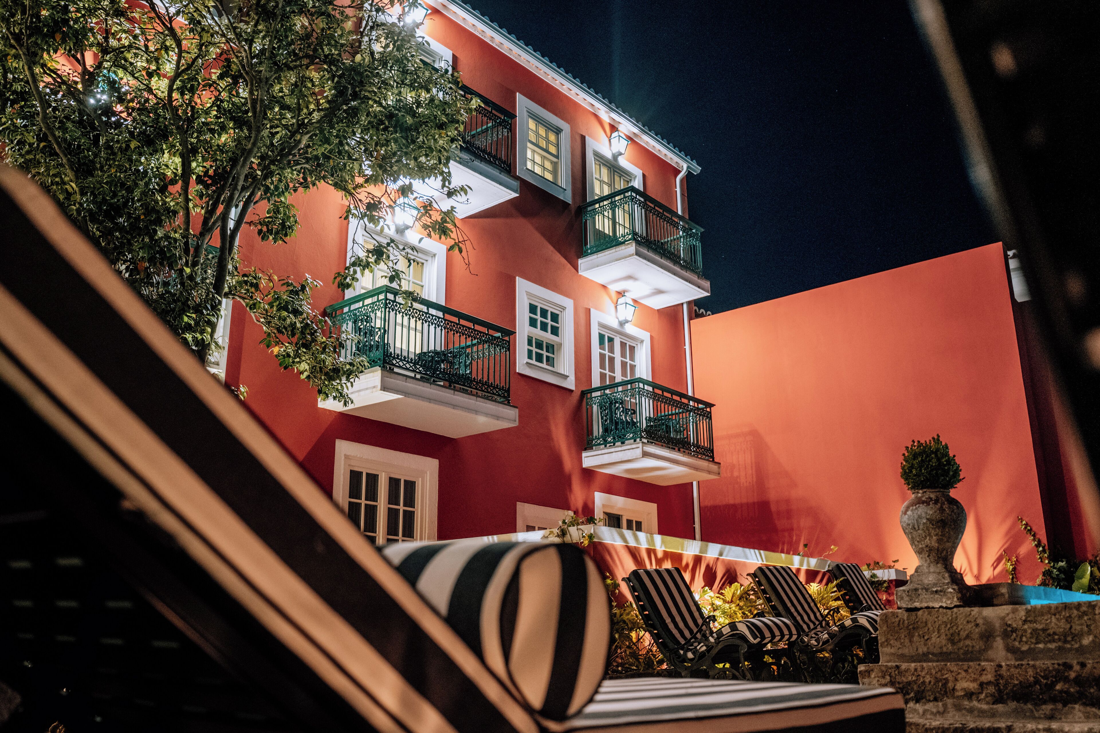 Sesongbasert utendørsbasseng og solsenger