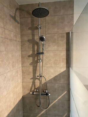 Shower, hair dryer, towels, soap - "Sur la colline": country house with heated pool, near Sarlat. (Domme)