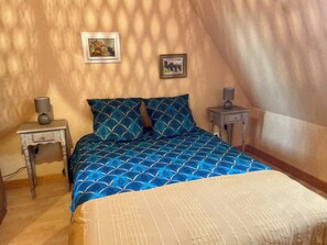 3 quartos, ferros/tábuas de passar roupa, berço de viagem