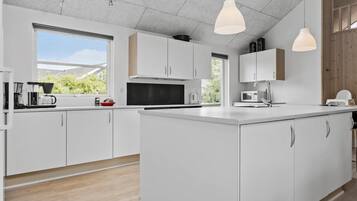 Een koelkast, een kookplaat, een vaatwasser