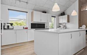 Frigorífico, placa de cocina, lavavajillas y cafetera o tetera