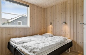 9 bedrooms, travel cot, free WiFi
