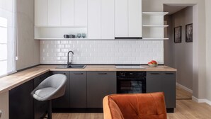 A modern kitchen with white cabinets, a wooden countertop, and a built-in oven. - Urban 1BR Loft Residences - Modern Comfort in Bucharest Center (Bucharest)