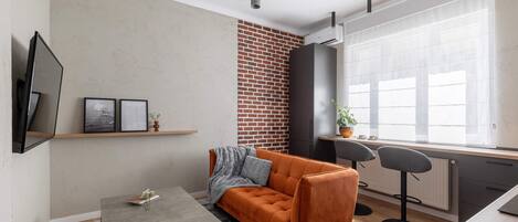 Appartement Luxe, 1 grand lit, non-fumeurs, cuisine | Salle de séjour | TV connectée de 42 pouces avec chaßnes par cùble, Netflix