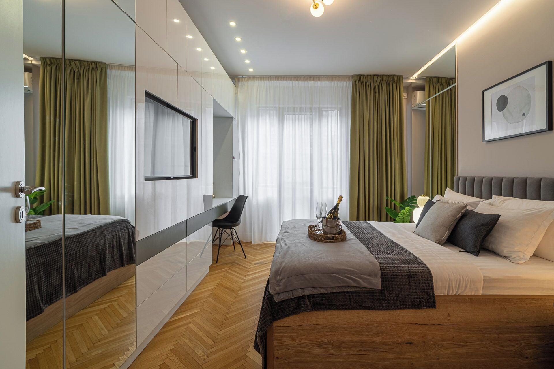 Luxury Apartment, 1 Queen Bed, Non Smoking, Kitchen | Premium bedding, blackout drapes, iron/ironing board, free WiFi