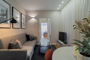 42-inch Smart TV with cable channels, Netflix, streaming services - Urban 1BR Loft Residences - Modern Comfort in Bucharest Center (Bucharest)