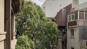 A view of a building with a large tree in the foreground, a staircase, and a balcony. - Urban 1BR Loft Residences - Modern Comfort in Bucharest Center (Bucharest)