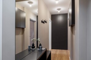 Appartement Luxe, 1 grand lit, non-fumeurs, cuisine | Coin séjour | TV connectée de 42 pouces avec chaînes par câble, Netflix