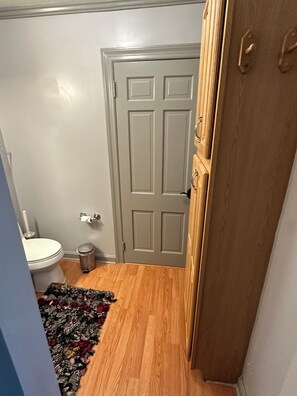 Secadora de cabello, toallas, jabón, papel de baño 