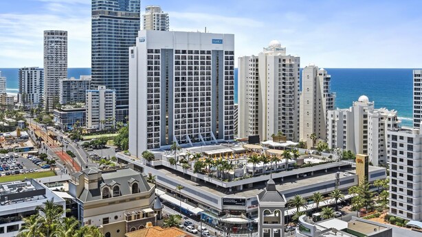 A high-rise hotel with a modern design, located near a coastal area with a view of the ocean. - Twin Unit with Ocean View in Surfers Paradise (Surfers Paradise)