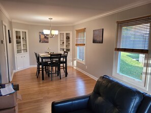 Televisión y chimenea 