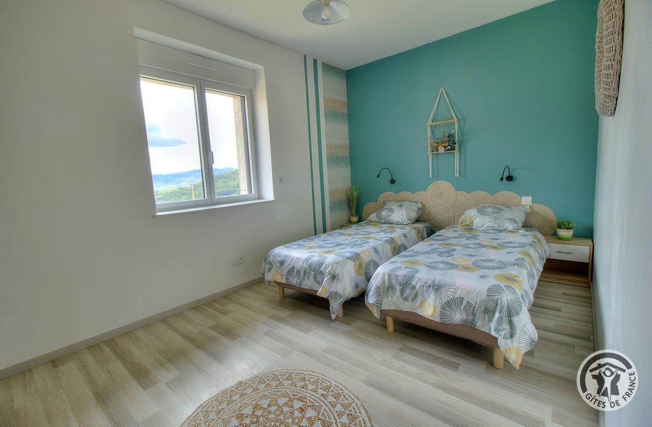 4 dormitoris, planxa i posts de planxar i un bressol de viatge 