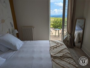 3 bedrooms, iron/ironing board, travel crib, free WiFi - Gîte Le Tilleul - Chiroubles (CHIROUBLES)