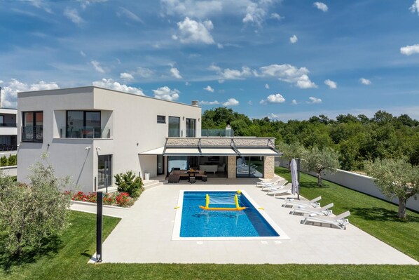 Outdoor pool, a heated pool