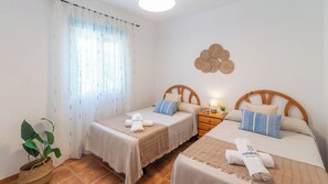 3 slaapkamers, een strijkplank/strijkijzer, reisbedje, wifi