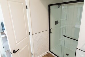 Shower, hair dryer, towels, soap - Bring your horse and cool off in Prescott! Home & stables back up to trails! (Prescott)