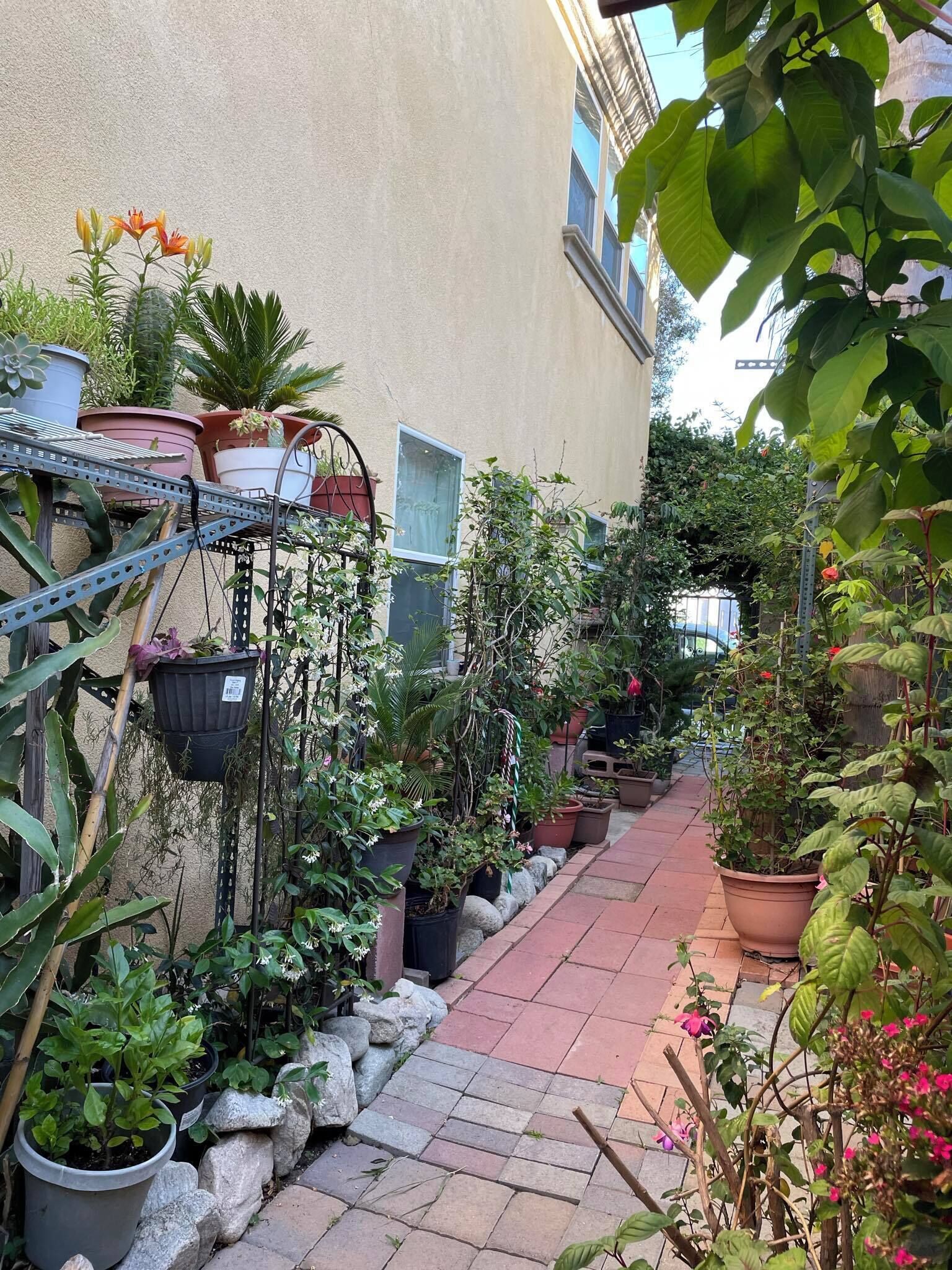 Large 2bd garden home w/ free parking near LAX, beaches, stadiums, freeways