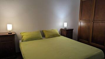 2 bedrooms, iron/ironing board, bed sheets