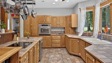 Coffee/tea maker, fridge, microwave, oven