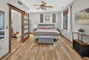 3 bedrooms, iron/ironing board, travel crib, internet - Story Time Retreat (Nashville)