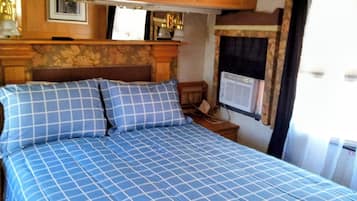 1 habitación, tabla de planchar con plancha y ropa de cama