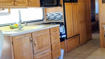 Refrigerador, microondas, horno y parrilla de estufa