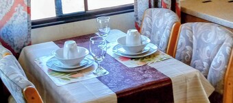 Come enjoy the mountain views. Peace and quietness in this beautiful RV