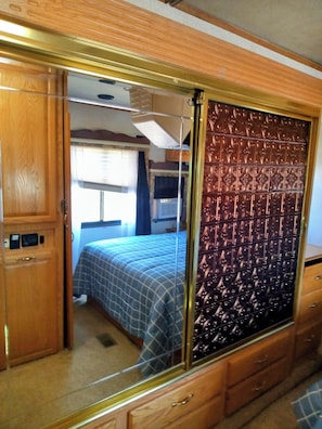 1 chambre, fer et planche à repasser, draps fournis