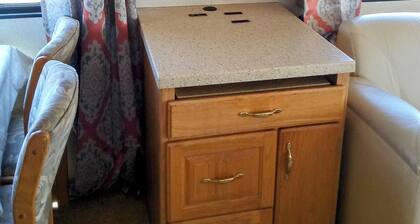 Come enjoy the mountain views. Peace and quietness in this beautiful RV