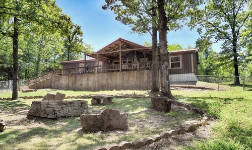 Cozy cabin escape- Unwind by the firepit & relax on the spacious deck
