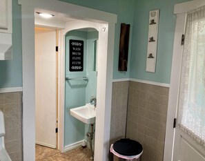 Een douche, een haardroger, handdoeken, zeep