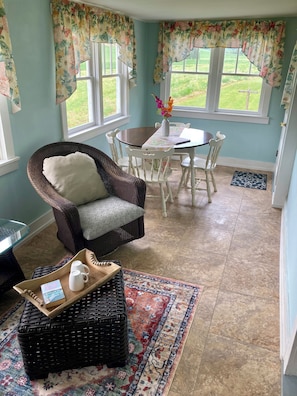 Interior - Cozy Vintage farmhouse in walking distance to Faylor Lake disc golf park. (Beaver Springs)