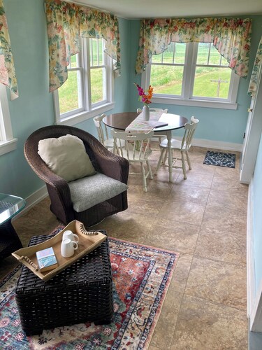 Cozy Vintage farmhouse in walking distance to Faylor Lake disc golf park.