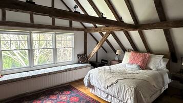 5 bedrooms, iron/ironing board, WiFi, bed sheets