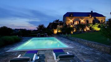 Een verwarmd zwembad