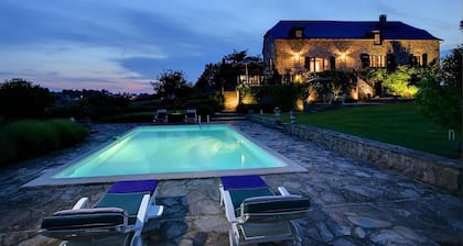 Beautifully Restored Stone House, Private Pool, Idyllic Setting & Stunning Views 10 mins from Najac!