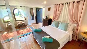 4 slaapkamers, een strijkplank/strijkijzer, reisbedje, gratis wifi