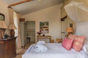 4 chambres, fer et planche à repasser, lit de bébé portatif