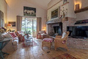 Televisio, takka, DVD-soitin, pöytätennispöytä