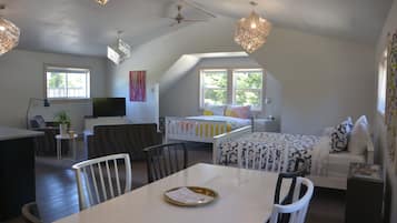 Classic-Doppelzimmer, 2 Queen-Betten, Bergblick | Kostenloses WLAN, Bettwäsche