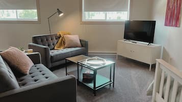Klassieke tweepersoonskamer, 2 queensize bedden, uitzicht op bergen | Woonruimte | Een 40-inch smart-tv met kabelzenders