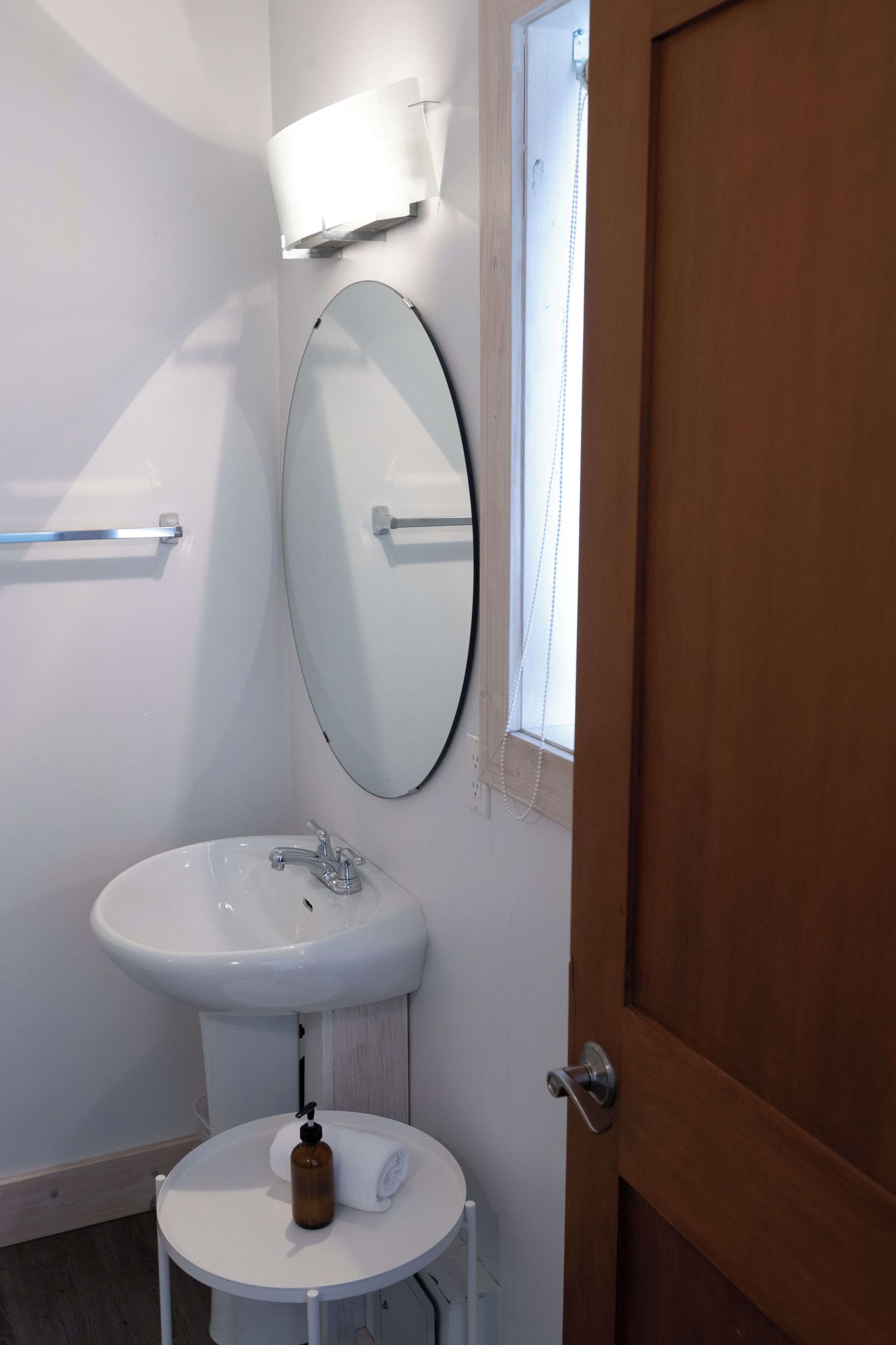 Fieldstone Guesthouse | Bathroom | Shower, free toiletries, hair dryer, towels