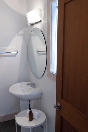 Classic-Doppelzimmer, 2 Queen-Betten, Bergblick | Badezimmer | Dusche, kostenlose Toilettenartikel, Haartrockner, Handtücher