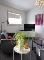 Fieldstone Guesthouse | Living area | 40-inch Smart TV with cable channels