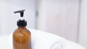 Fieldstone Guesthouse | Bathroom | Shower, free toiletries, hair dryer, towels
