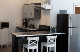 Fieldstone Guesthouse | Private kitchen | Full-sized fridge, microwave, oven, stovetop