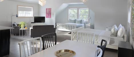 Dobbeltrom – classic, 2 queensize-senger, fjellutsikt | Spisestue