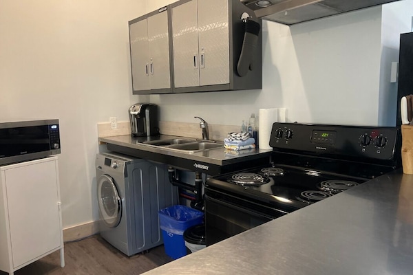 Fieldstone Guesthouse | Private kitchen | Full-size fridge, microwave, oven, stovetop